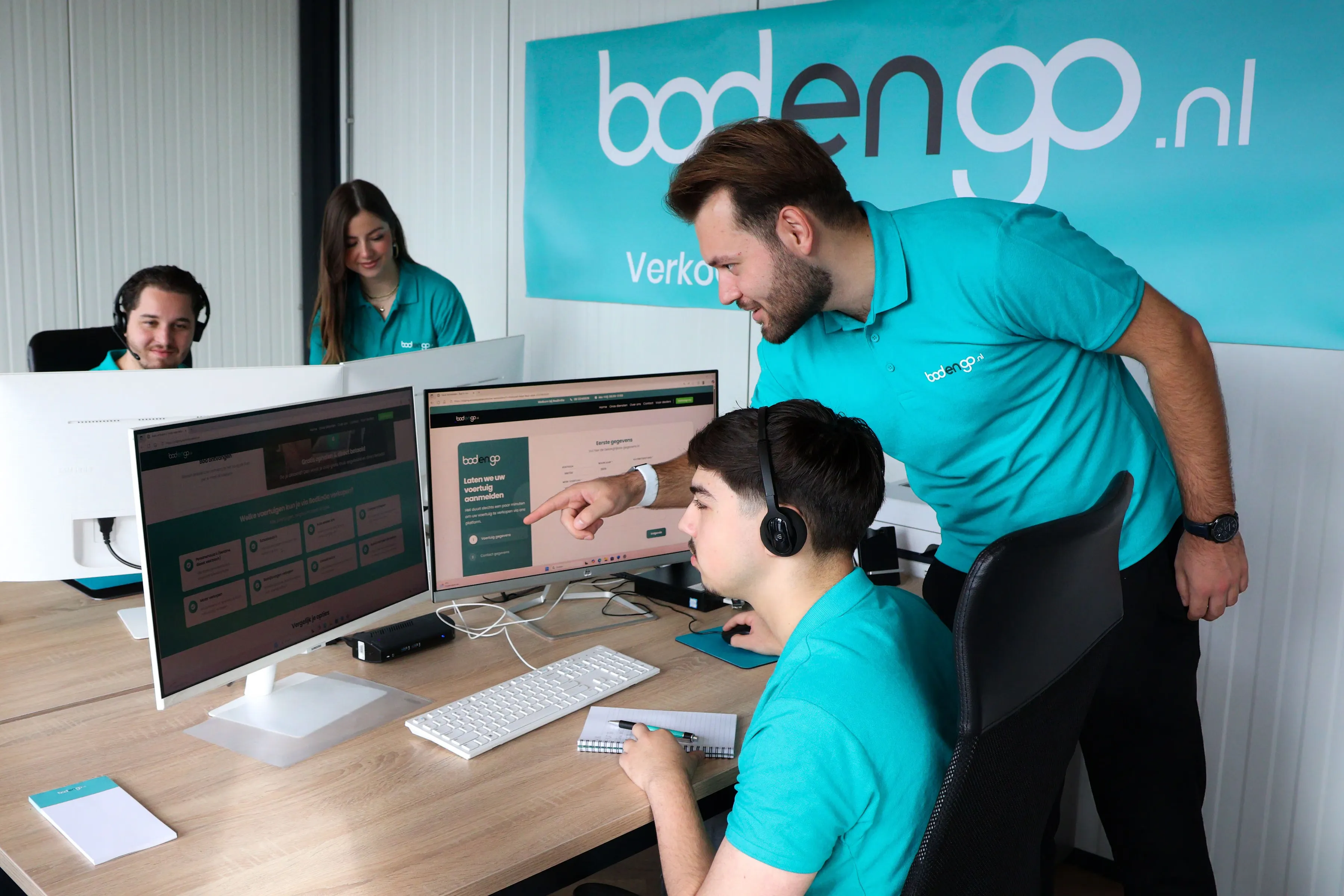 Bodengo Team Bekijkt Biedingen Op Scherm