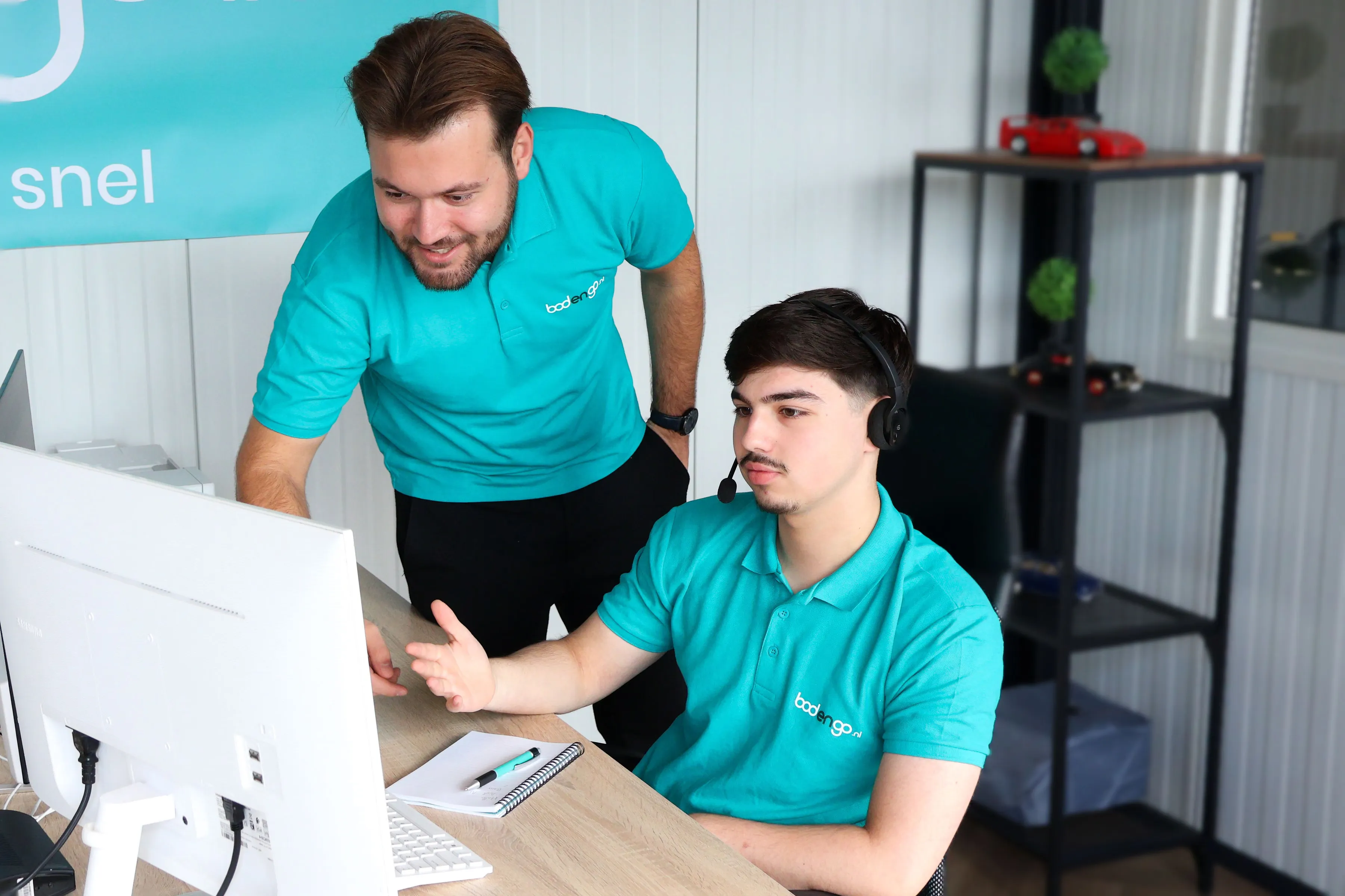 Bodengo Medewerker Legt Collega Iets Uit